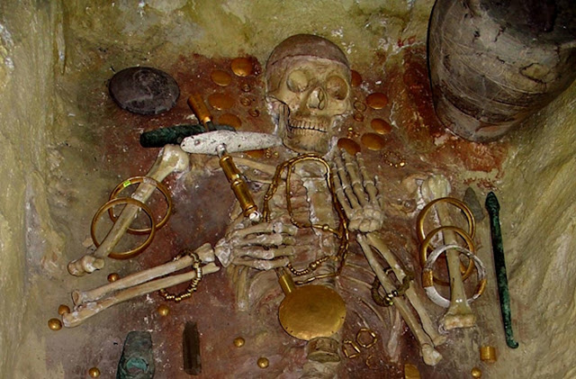 Могила 43 – элитное мужское захоронение, найденное в Варненском некрополе энеолита.