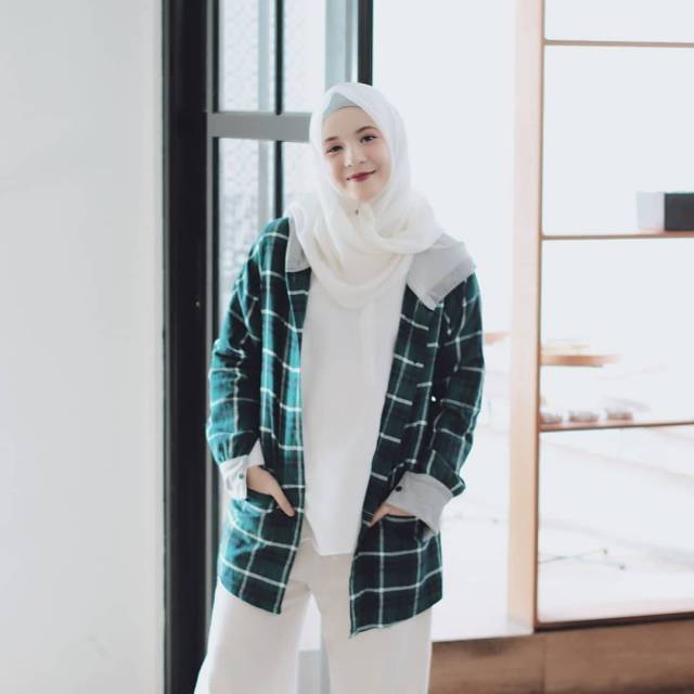 4 Model  Baju  Atasan  Kemeja Wanita Hijaber Yang  Lagi  Trend  