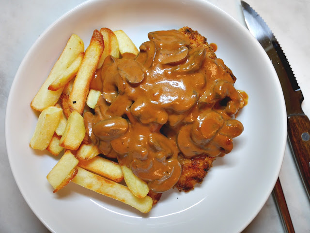 Sehr leckeres Metaxa-Schnitzel mit Pommes, einfach selbstgemacht, ihr spart euch den Restaurantbesuch.