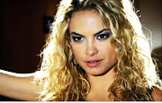 Três fotos de Lua Blanco interpretando Roberta Messi.