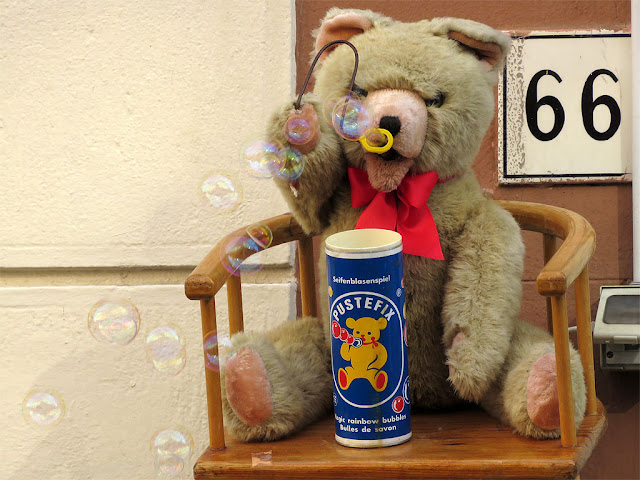 Teddy bear, soap bubbles, Corso Amedeo, Livorno