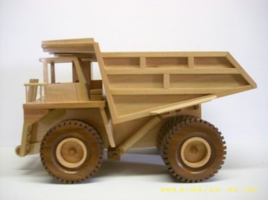 miniatur dump truk besar dari kayu