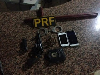Objetos foram levados para a Delegacia de Polícia Civil de Vilhena.  Foto: PRF/Divulgação/G1