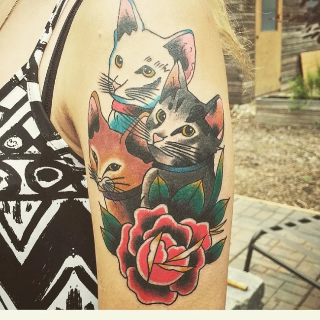 chica con tatuaje de gato