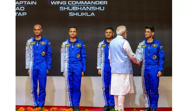 ககன்யான் திட்டத்தில் விண்வெளி செல்லும் 4 வீரர்கள் பிரதமர் மோடி அறிமுகப்படுத்தினார் / Prime Minister Modi introduced 4 astronauts in Gaganyaan project