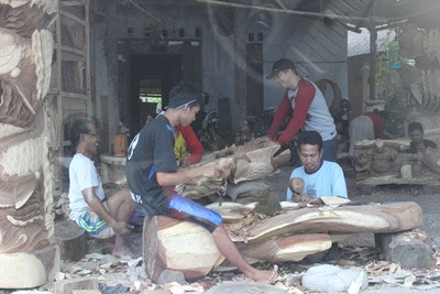 BERBAGI MIMPI DAN CERITA KEHIDUPAN KERAJINAN  UKIRAN  KAYU  