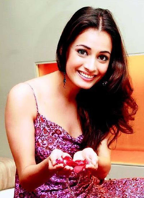 Diya Mirza Wallpapers navel show