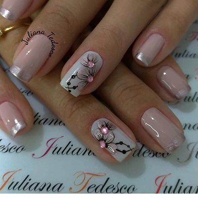 unhas decoradas com pedrinhas e rosa