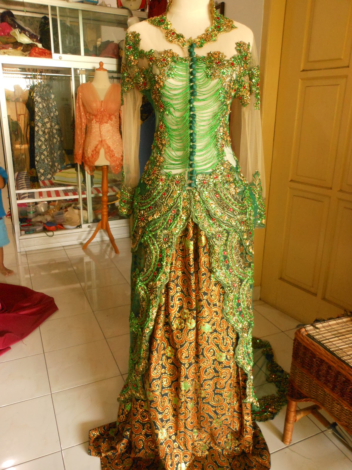 whulyan butik dressmaker Mau jahit Kebaya pengantin 