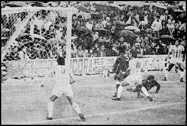 Centro de Landáburu, con Rodri en el suelo, al que no llegan Garrido ni Álvarez. REAL VALLADOLID DEPORTIVO 2 DEPORTIVO ALAVÉS 0. 14/09/1975. Campeonato de Liga de 2ª División, jornada 2. Valladolid, estadio José Zorrilla. GOLES: 1-0: 55’, Garrido. 2-0: 88’, Vicente.