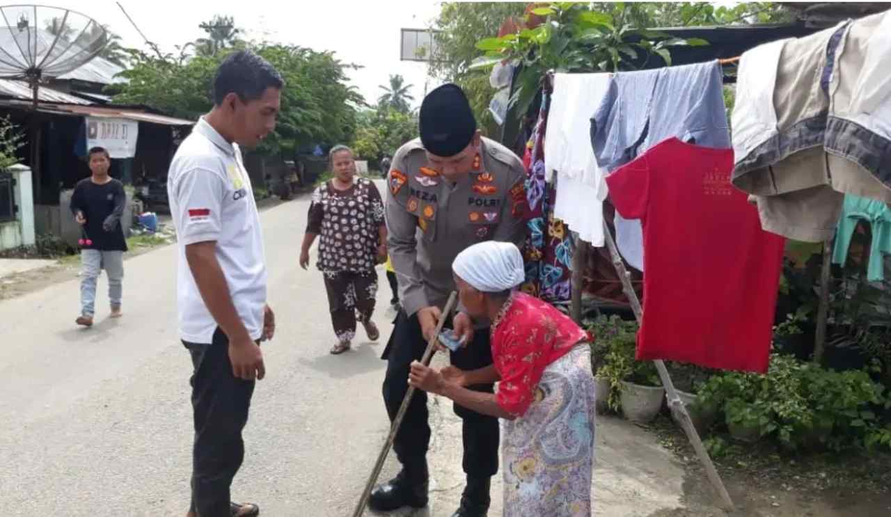 Masya Allah, Kapolres Madina Bantu Nenek Lansia di Tengah Jalan