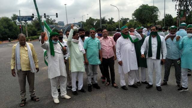 बिलों के खिलाफ दिल्ली में प्रदर्शन करने जा रहे भारतीय किसान यूनियन कार्यकर्ताओं को पुलिस ने नोएडा-दिल्ली बॉर्डर पर ही रोका -