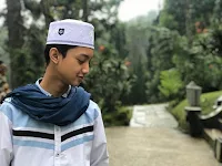 foto gus azmi memakai seragam pesantren terbaru