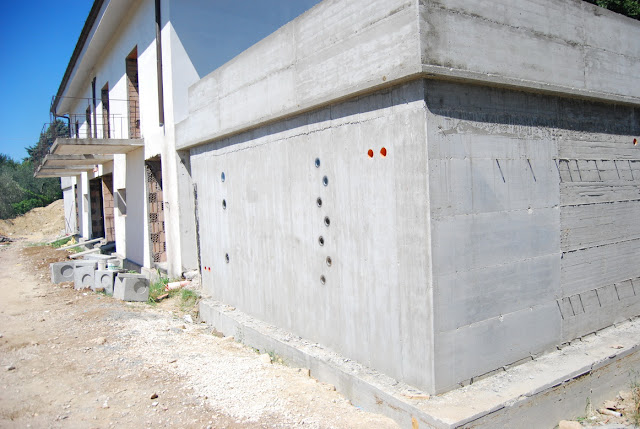 Porthole in a concrete-to-face view wall