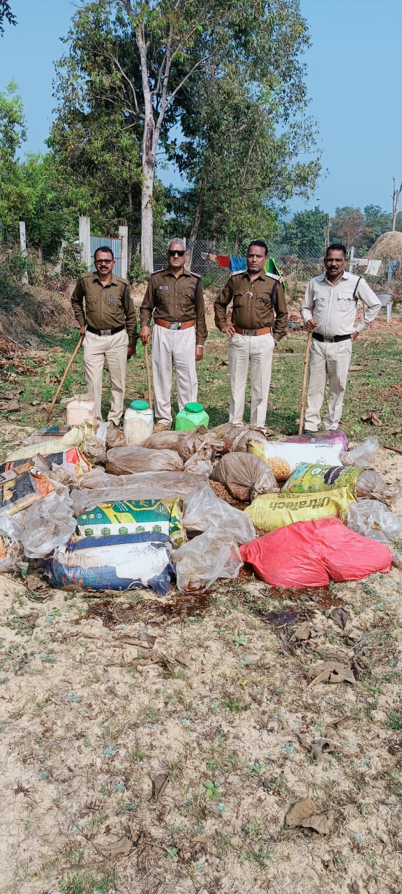 आबकारी विभाग की छापामार कार्यवाही  पायली-परसाटोला में 630 किलो महुआ लाहन एवं 45 लीटर शराब जब्त