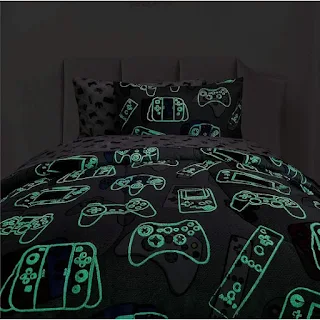 No quarto, sua cama pode se tornar o trono do gamer. Lençóis com estampas de controles de videogame e almofadas temáticas podem garantir noites de sono épicas.