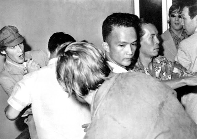 Los Beatles son atacados por filipinos ofendidos en el aeropuerto de manila el 6 de julio de 1966