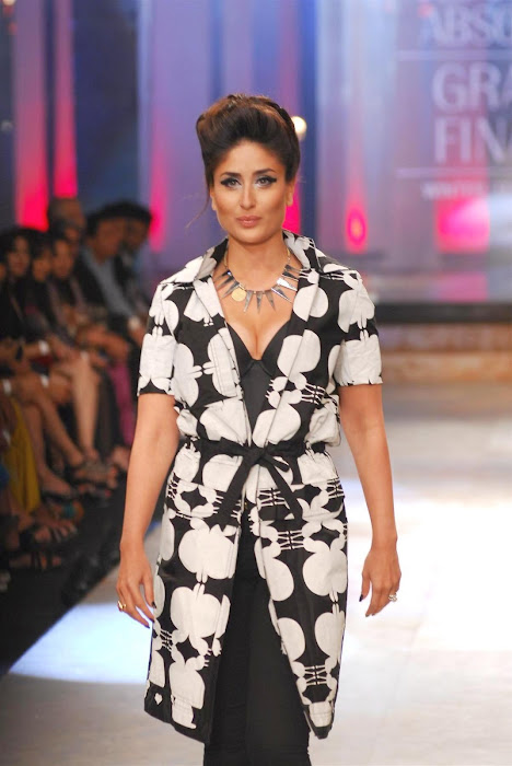 kareena kapoor stopper for designer kallol datta at lfw 2012. unseen pics