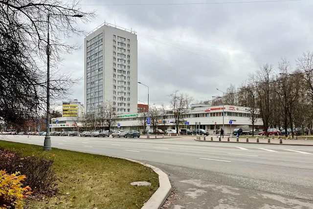 Зеленоград, Центральный проспект, жилой дом 1971 года постройки, торговый центр