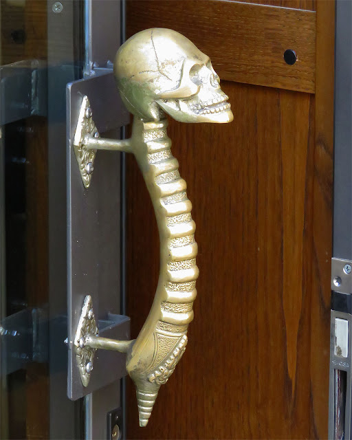 A curious door handle, Via Faenza, Florence