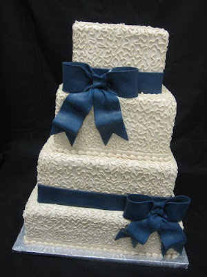 Here is my favorite wedding cake from last weekends designs