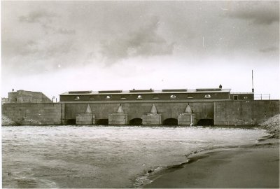 zwartwit foto van de vroegere buitensluis van Katwijk