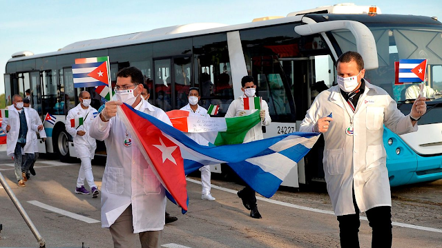 Cuba amplió el envío de médicos al exterior pese a que el sistema de salud de la isla está colapsado por el COVID-19