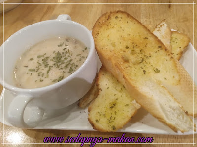 mushroom soup with garlic bread