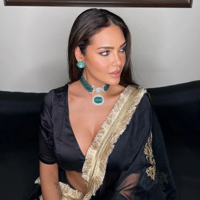 esha gupta saree cleavage hot indian actress
