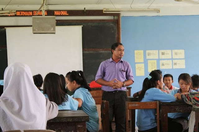 Hasil carian imej untuk cikgu sedang mengajar