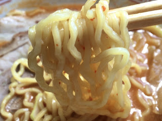 麺を箸でひとつまみ