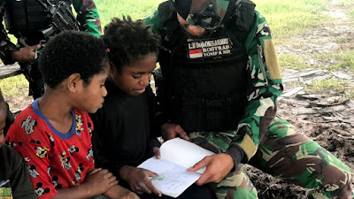 Keliling Kampung! Satgas Yonif Raider 321/GT Berbagi Pakaian, Pererat Silahturami Dengan Masyarakat Papua Pegunungan!