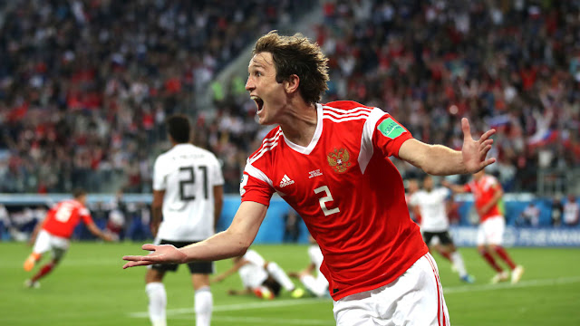 Mario Fernándes festeja uno de los goles de Rusia ante Egipto
