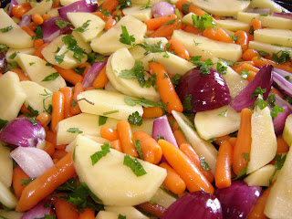 Articole culinare : Cotlet de porc la cuptor pe pat de legume / Baked pork chops on vegetable bed