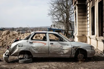 Um carro com a letra Z, símbolo de apoio à invasão russa da Ucrânia, perto da estação de trem em Trostianets, ocupada pelo exército russo e fortemente danificada pelo exército ucraniano quando recentemente retomou a cidade. Fotografia: Anastasia Taylor-Lind/The Guardian