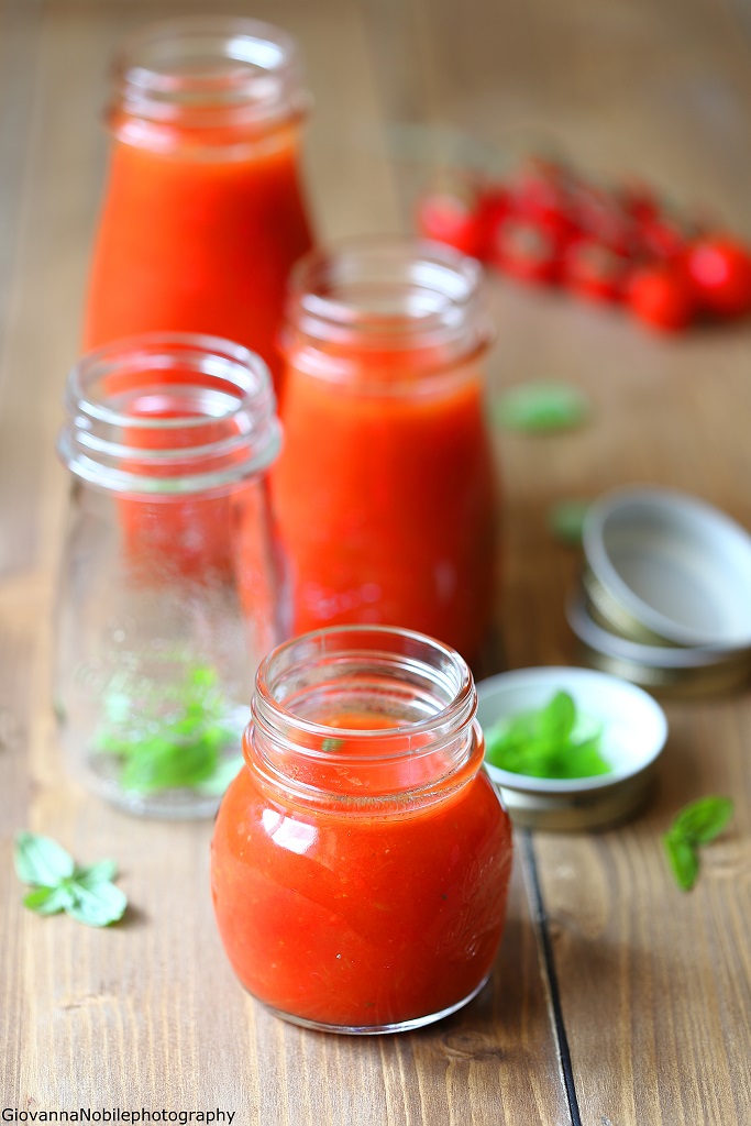 Passata di pomodori perini