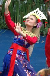  Budaya Tarian Selendang ala Betawi Cukin atau tari  Cokek 