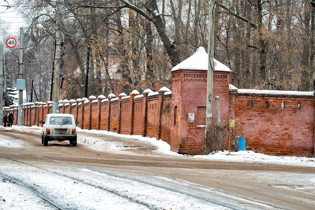 Стена Бугровского кладбища