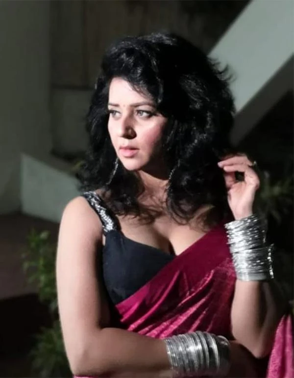 Pritti Cheshtta cleavage hot photos ullu crime patrol