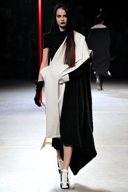 Yohji Yamamoto Fall/Winter 2012 Ready-to-Wear PFW {Cool Chic Style Fashion}