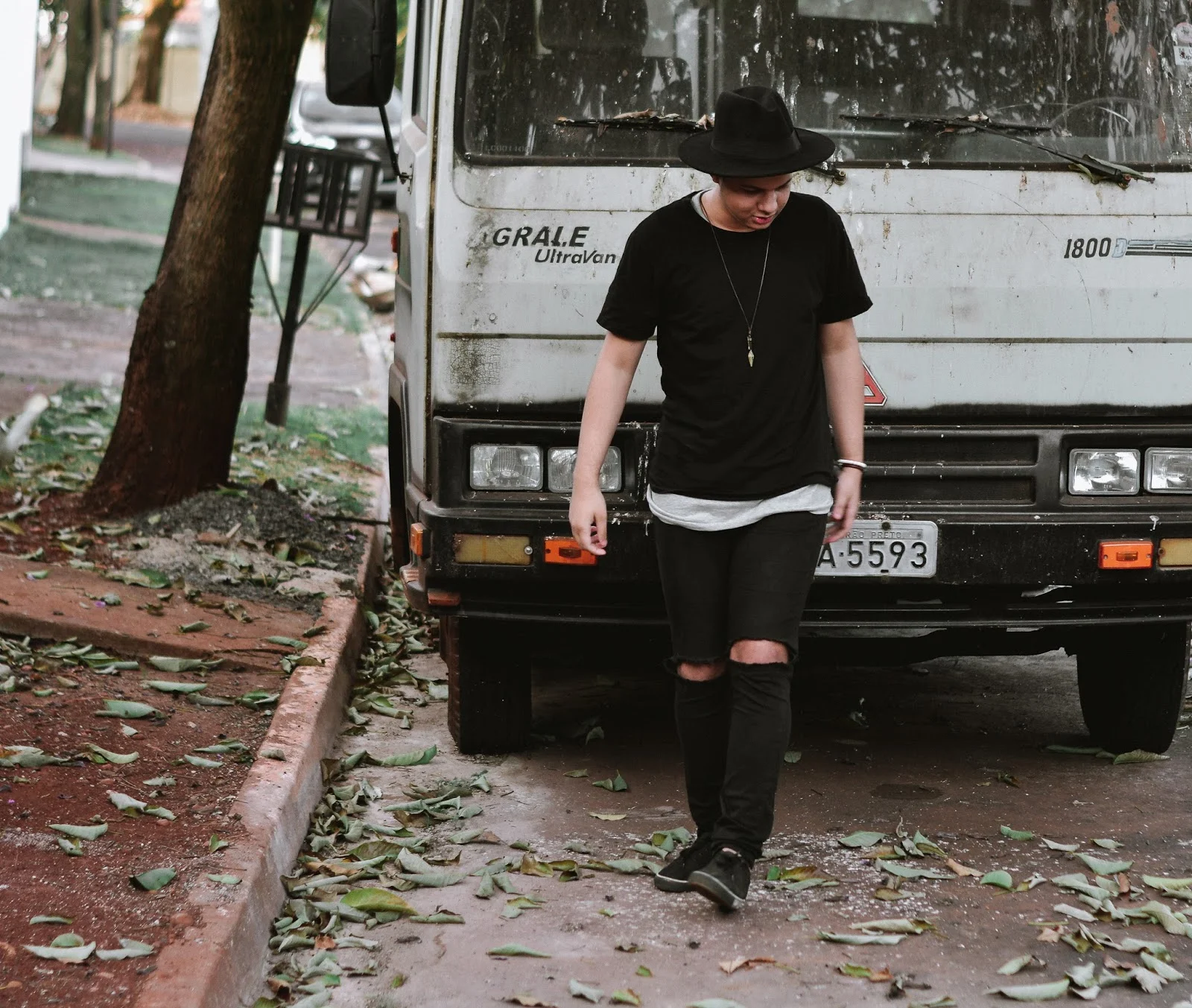 Look Masculino All Black com Chapéu Fedora Preto