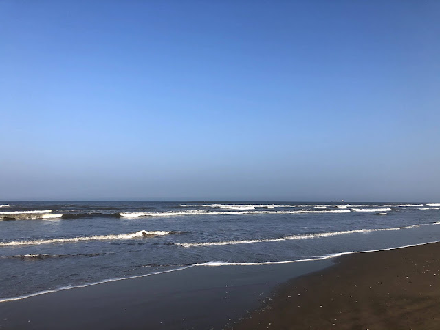 A foto mostra as ondas do mar.🦞