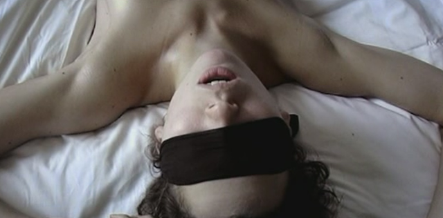 Kieran O'Brien en una escena de sexo de la película
