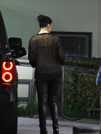Kim Kardashian Spotted Gas Station Her New Black Range Rover