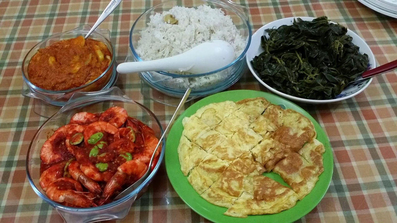 ZULFAZA LOVES COOKING: Our breakfast todaynasi lemak 