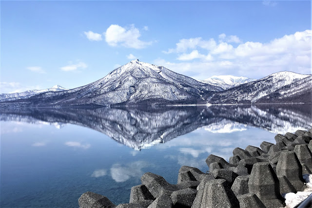 北海道の支笏湖湖面に映る、逆さ恵庭岳