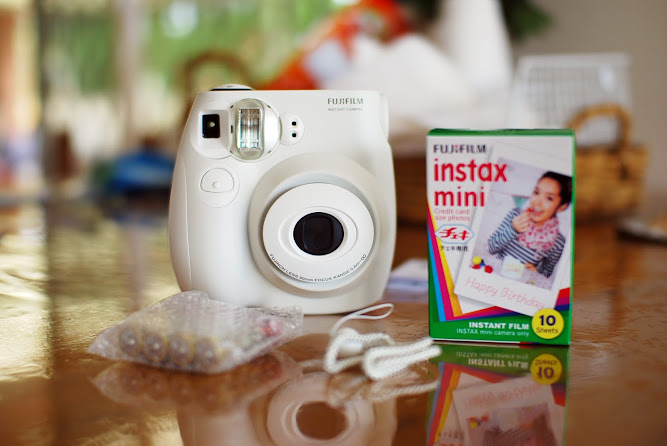 Fujifilm Instax mini 7s White Polaroid Camera unboxing