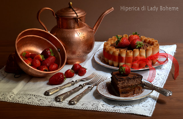 hiperica_lady_boheme_blog_di_cucina_ricette_gustose_facili_veloci_dolci_torta_charlotte_al_cioccolato_con_pan_di_spagna