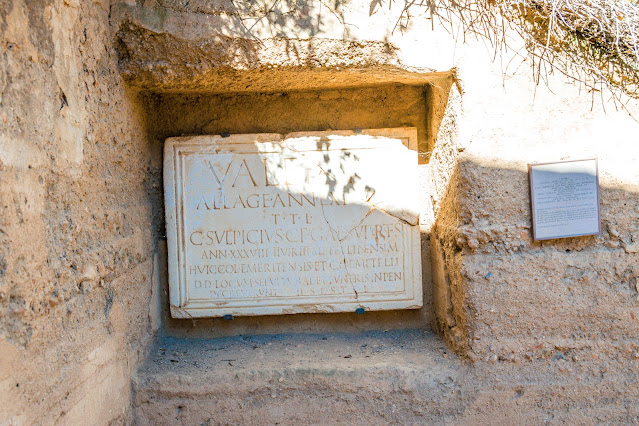 Imagen de la placa de la tumba de Valeria