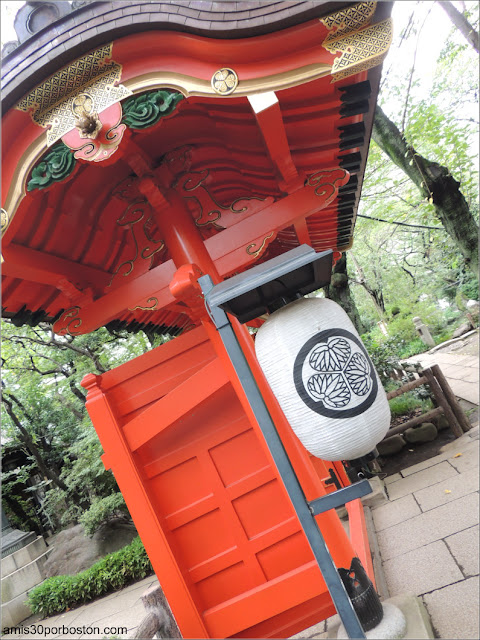 Emblema Aoi-mon en el Farol de la Puerta Ninuri del Santuario Atago en Tokio